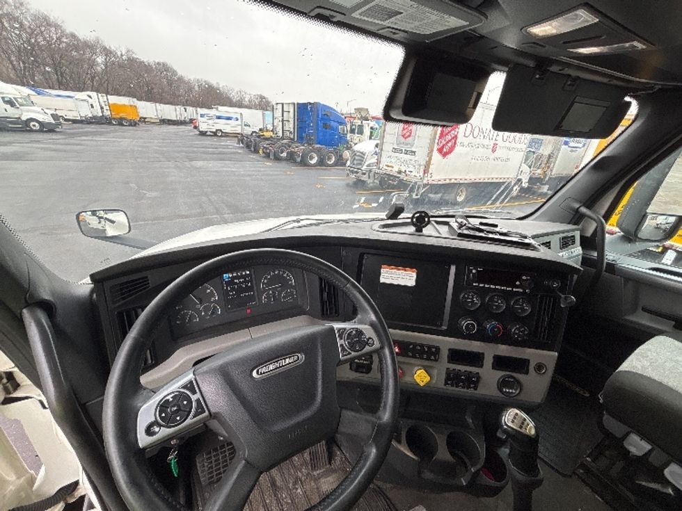 Sleeper Tractor-Heavy Duty Tractors-Freightliner-2022-T12664ST-Indianapolis-IN-407,943\n\t\tmiles-$ 72,750 - Image 11