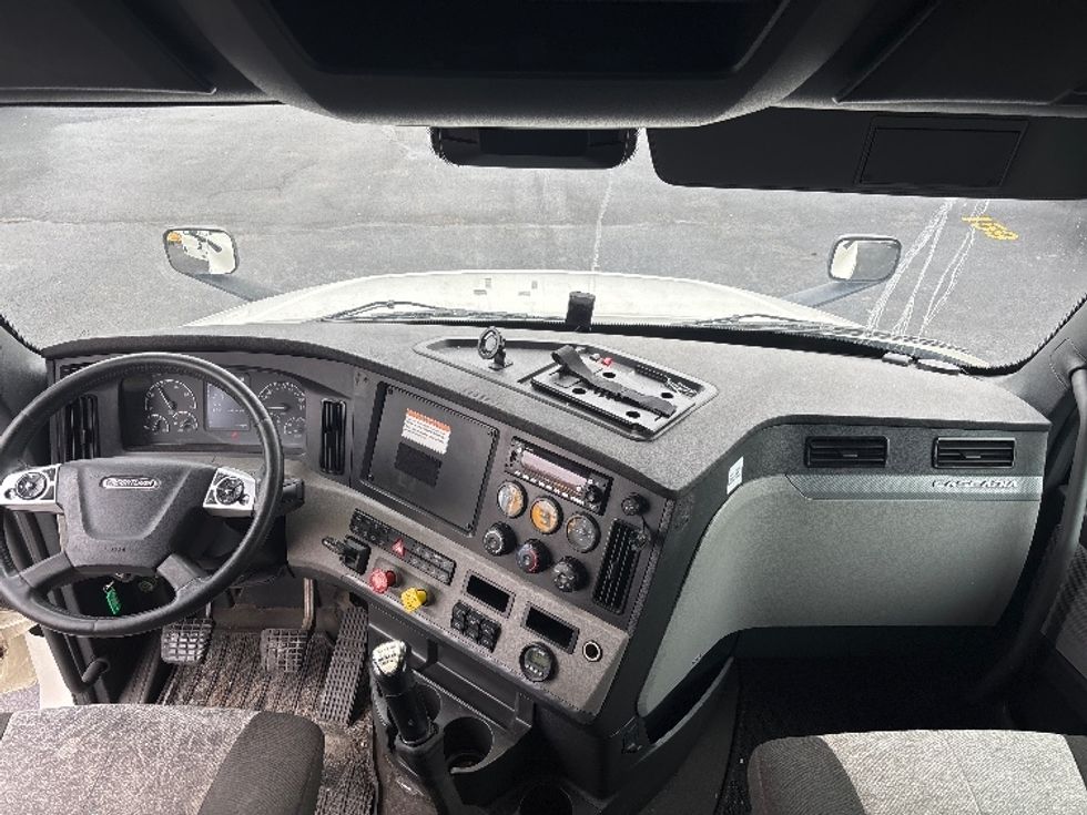 Sleeper Tractor-Heavy Duty Tractors-Freightliner-2022-T12664ST-Indianapolis-IN-407,943\n\t\tmiles-$ 72,750 - Image 12