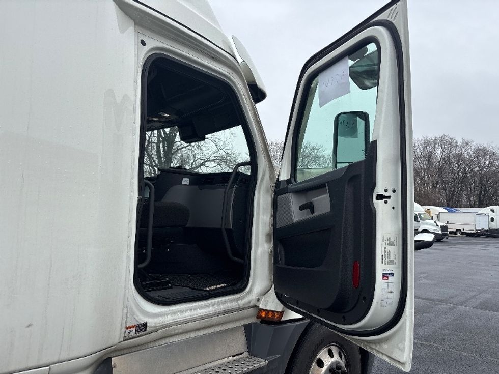 Sleeper Tractor-Heavy Duty Tractors-Freightliner-2022-T12664ST-Indianapolis-IN-407,943\n\t\tmiles-$ 72,750 - Image 13