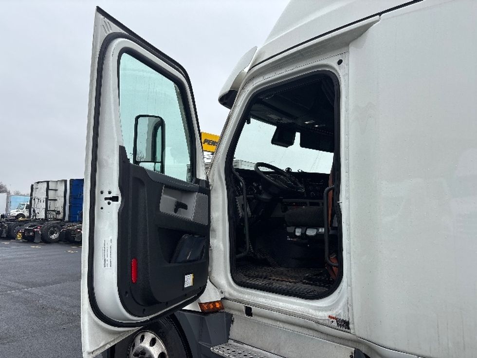 Sleeper Tractor-Heavy Duty Tractors-Freightliner-2022-T12664ST-Indianapolis-IN-407,943\n\t\tmiles-$ 72,750 - Image 9
