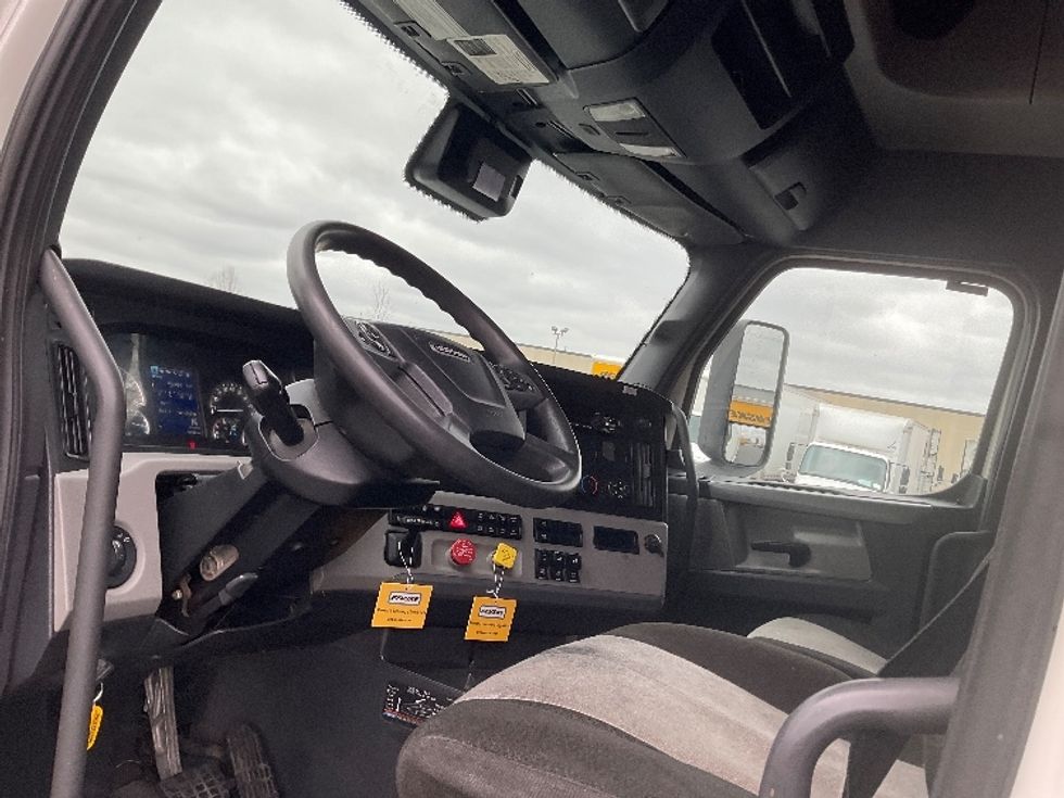 Sleeper Tractor-Heavy Duty Tractors-Freightliner-2022-T12664ST-Indianapolis-IN-410,000\n\t\tmiles-$ 73,750 - Image 10