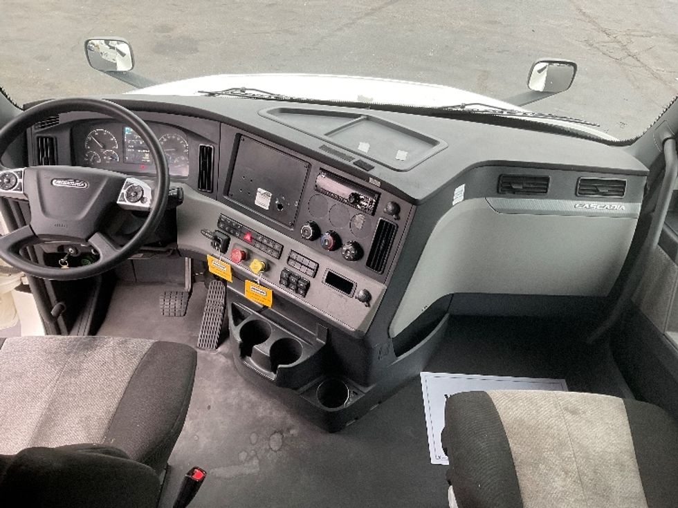 Sleeper Tractor-Heavy Duty Tractors-Freightliner-2022-T12664ST-Indianapolis-IN-410,000\n\t\tmiles-$ 73,750 - Image 12