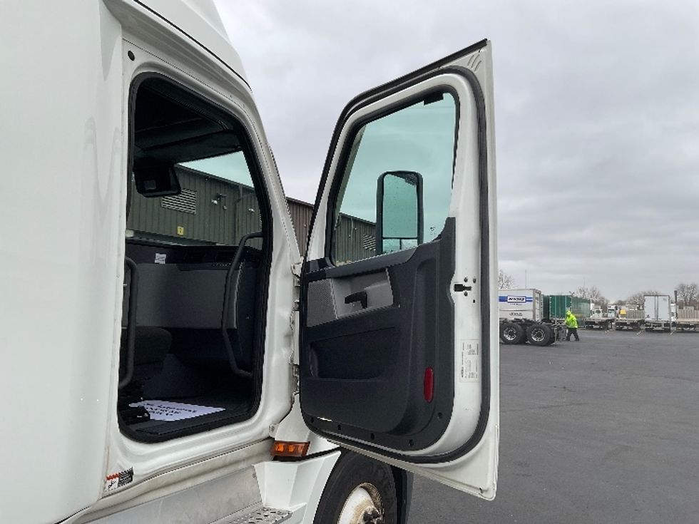 Sleeper Tractor-Heavy Duty Tractors-Freightliner-2022-T12664ST-Indianapolis-IN-410,000\n\t\tmiles-$ 73,750 - Image 13