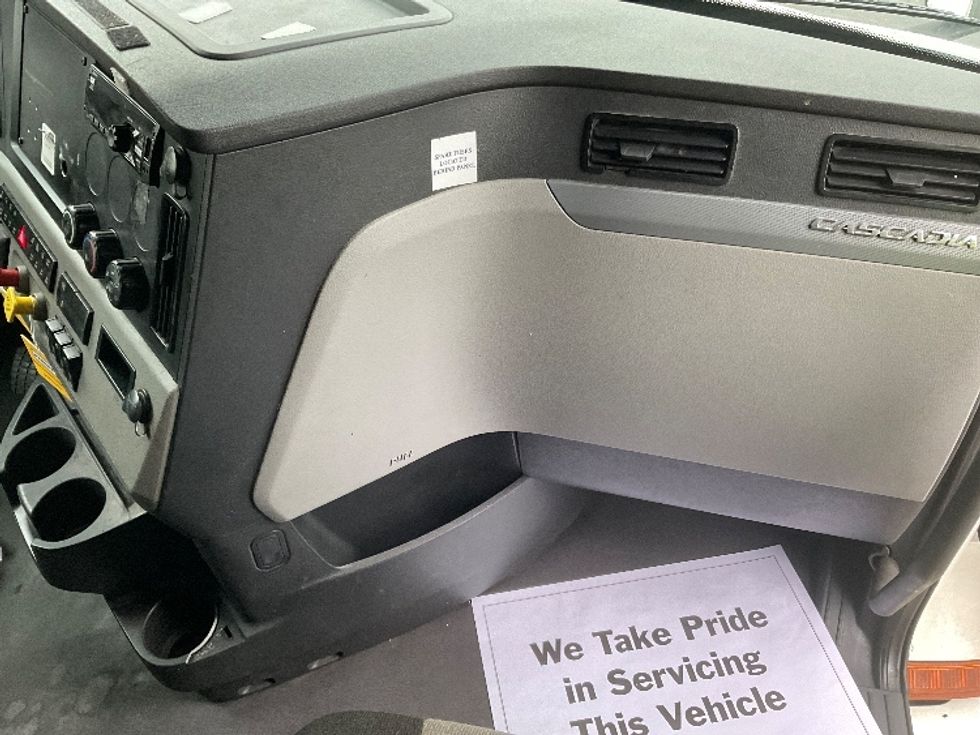 Sleeper Tractor-Heavy Duty Tractors-Freightliner-2022-T12664ST-Indianapolis-IN-410,000\n\t\tmiles-$ 73,750 - Image 14