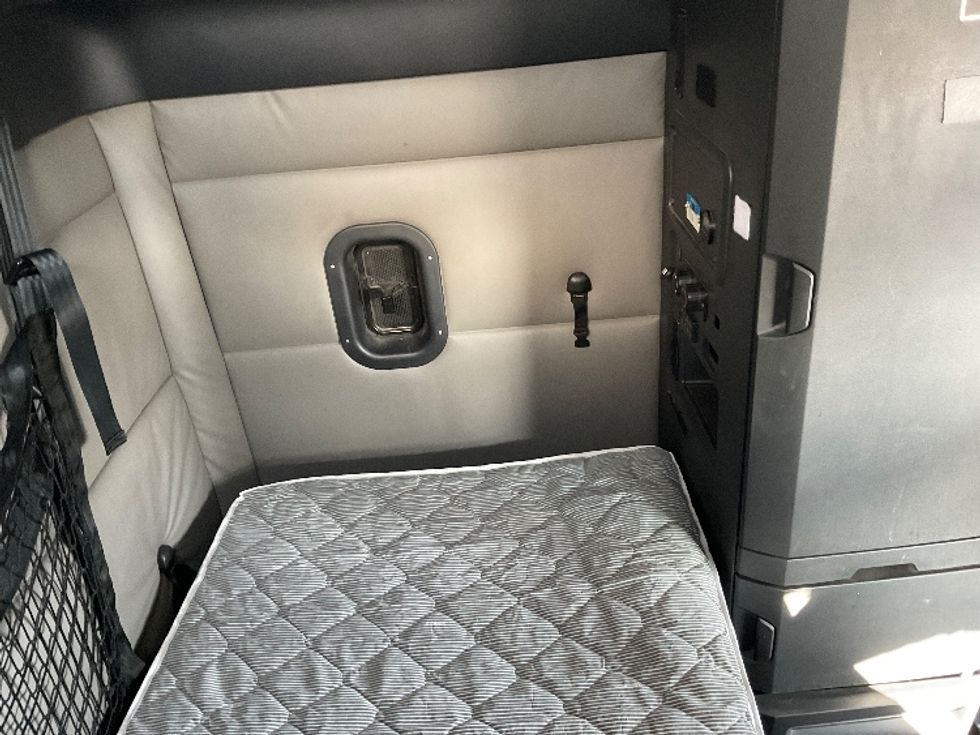 Sleeper Tractor-Heavy Duty Tractors-Freightliner-2022-T12664ST-Indianapolis-IN-410,000\n\t\tmiles-$ 73,750 - Image 18