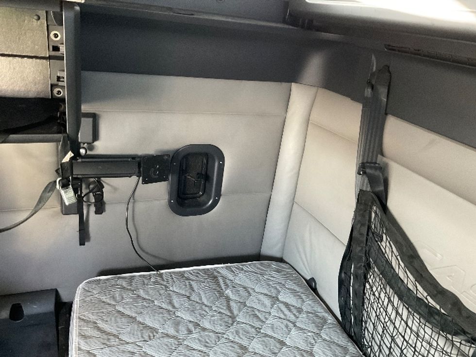 Sleeper Tractor-Heavy Duty Tractors-Freightliner-2022-T12664ST-Indianapolis-IN-410,000\n\t\tmiles-$ 73,750 - Image 19