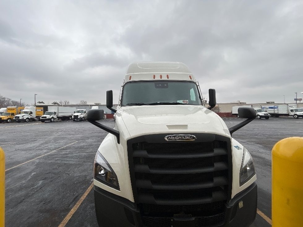 Sleeper Tractor-Heavy Duty Tractors-Freightliner-2022-T12664ST-Indianapolis-IN-410,000\n\t\tmiles-$ 73,750 - Image 2