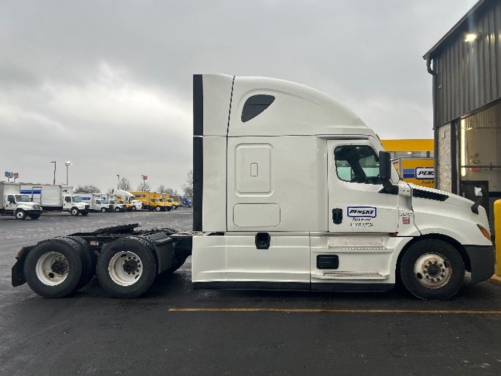 Sleeper Tractor-Heavy Duty Tractors-Freightliner-2022-T12664ST-Indianapolis-IN-410,000\n\t\tmiles-$ 73,750 - Image 8