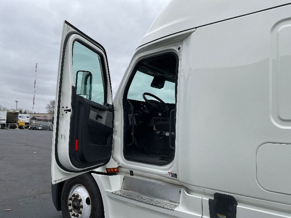 Sleeper Tractor-Heavy Duty Tractors-Freightliner-2022-T12664ST-Indianapolis-IN-410,000\n\t\tmiles-$ 73,750 - Image 9