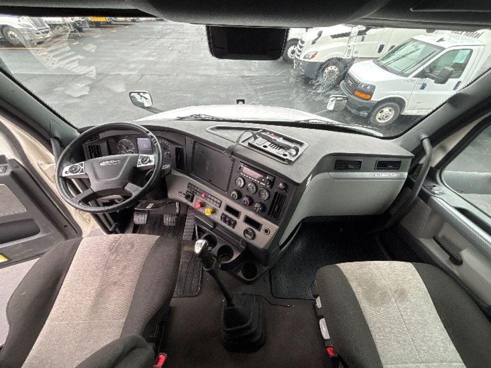 Sleeper Tractor-Heavy Duty Tractors-Freightliner-2022-T12664ST-Indianapolis-IN-411,284\n\t\tmiles-$ 72,500 - Image 12