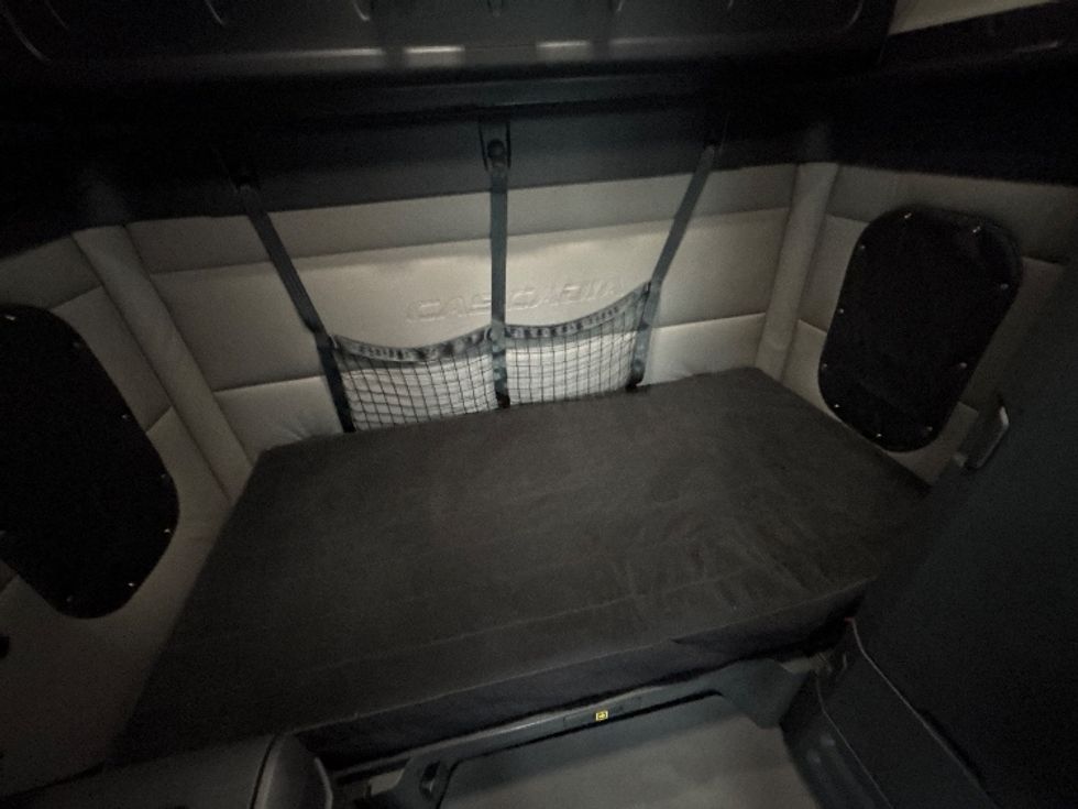 Sleeper Tractor-Heavy Duty Tractors-Freightliner-2022-T12664ST-Indianapolis-IN-411,284\n\t\tmiles-$ 72,500 - Image 15