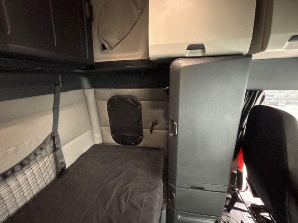 Sleeper Tractor-Heavy Duty Tractors-Freightliner-2022-T12664ST-Indianapolis-IN-411,284\n\t\tmiles-$ 72,500 - Image 16