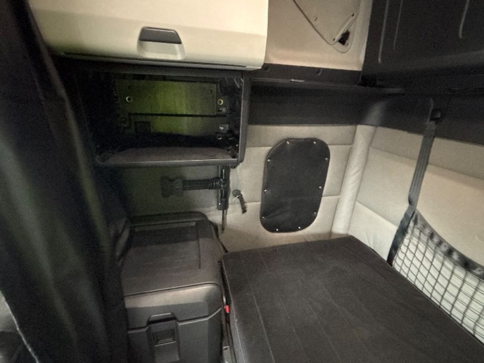 Sleeper Tractor-Heavy Duty Tractors-Freightliner-2022-T12664ST-Indianapolis-IN-411,284\n\t\tmiles-$ 72,500 - Image 17