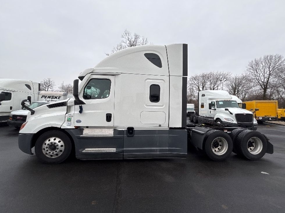 Sleeper Tractor-Heavy Duty Tractors-Freightliner-2022-T12664ST-Indianapolis-IN-411,284\n\t\tmiles-$ 72,500 - Image 4