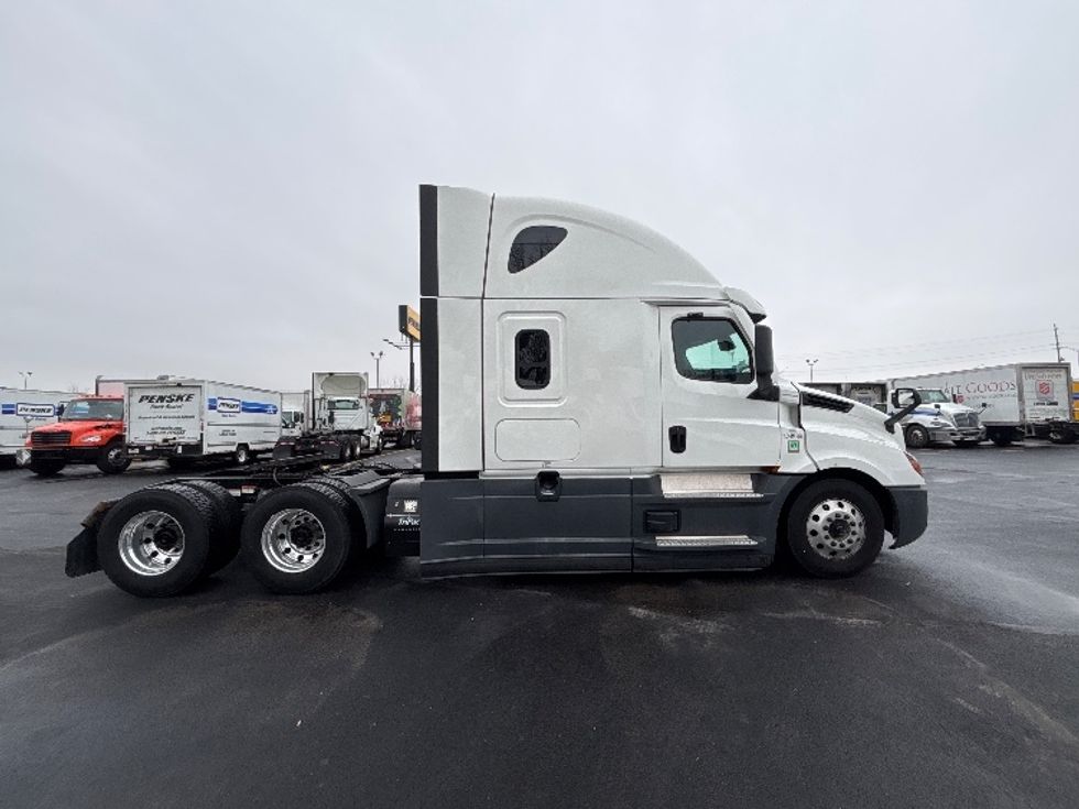 Sleeper Tractor-Heavy Duty Tractors-Freightliner-2022-T12664ST-Indianapolis-IN-411,284\n\t\tmiles-$ 72,500 - Image 8