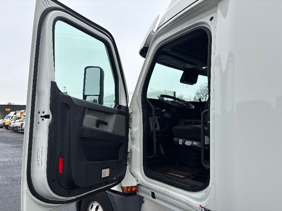 Sleeper Tractor-Heavy Duty Tractors-Freightliner-2022-T12664ST-Indianapolis-IN-411,284\n\t\tmiles-$ 72,500 - Image 9