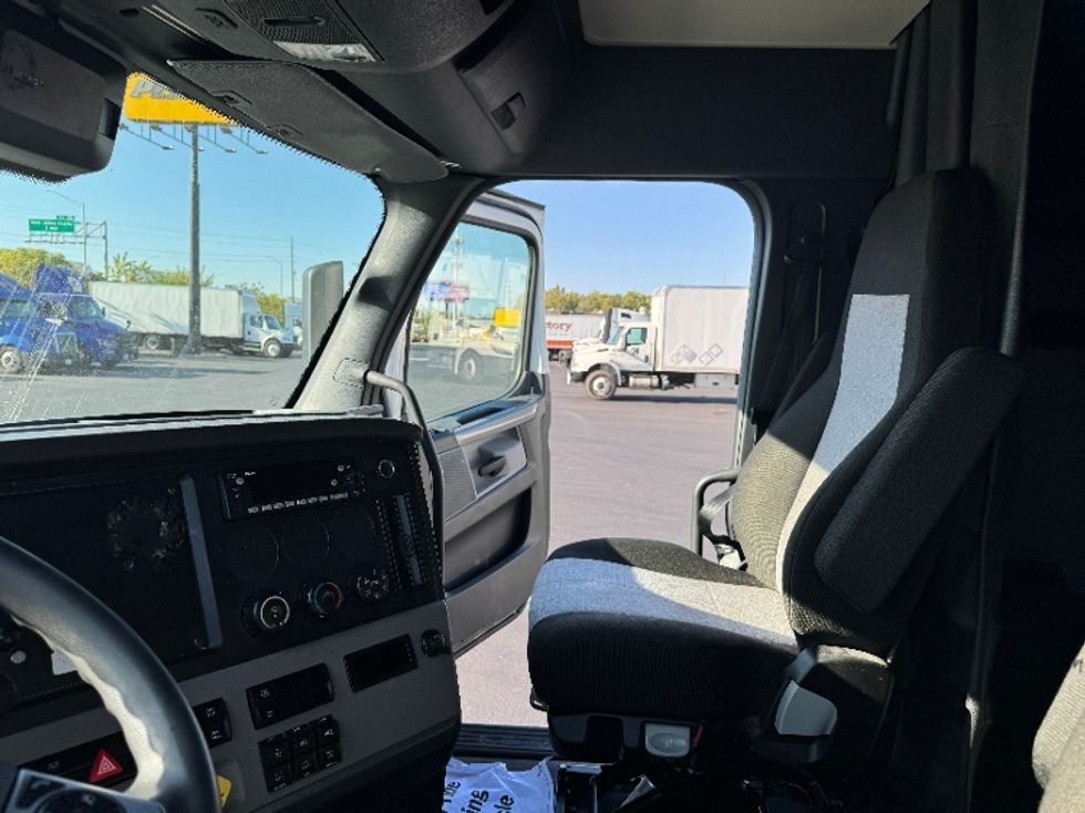 Sleeper Tractor-Heavy Duty Tractors-Freightliner-2022-T12664ST-Indianapolis-IN-427,114\n\t\tmiles-$ 85,250 - Image 12