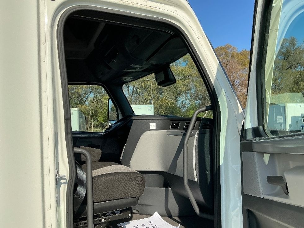 Sleeper Tractor-Heavy Duty Tractors-Freightliner-2022-T12664ST-Indianapolis-IN-427,114\n\t\tmiles-$ 85,250 - Image 13