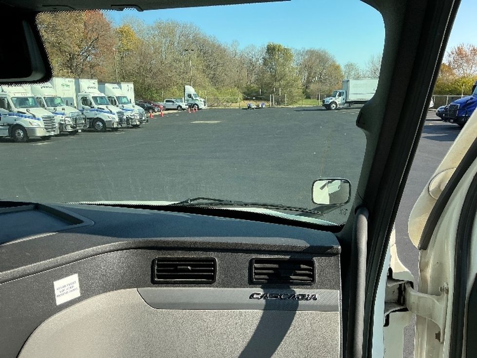 Sleeper Tractor-Heavy Duty Tractors-Freightliner-2022-T12664ST-Indianapolis-IN-427,114\n\t\tmiles-$ 85,250 - Image 14