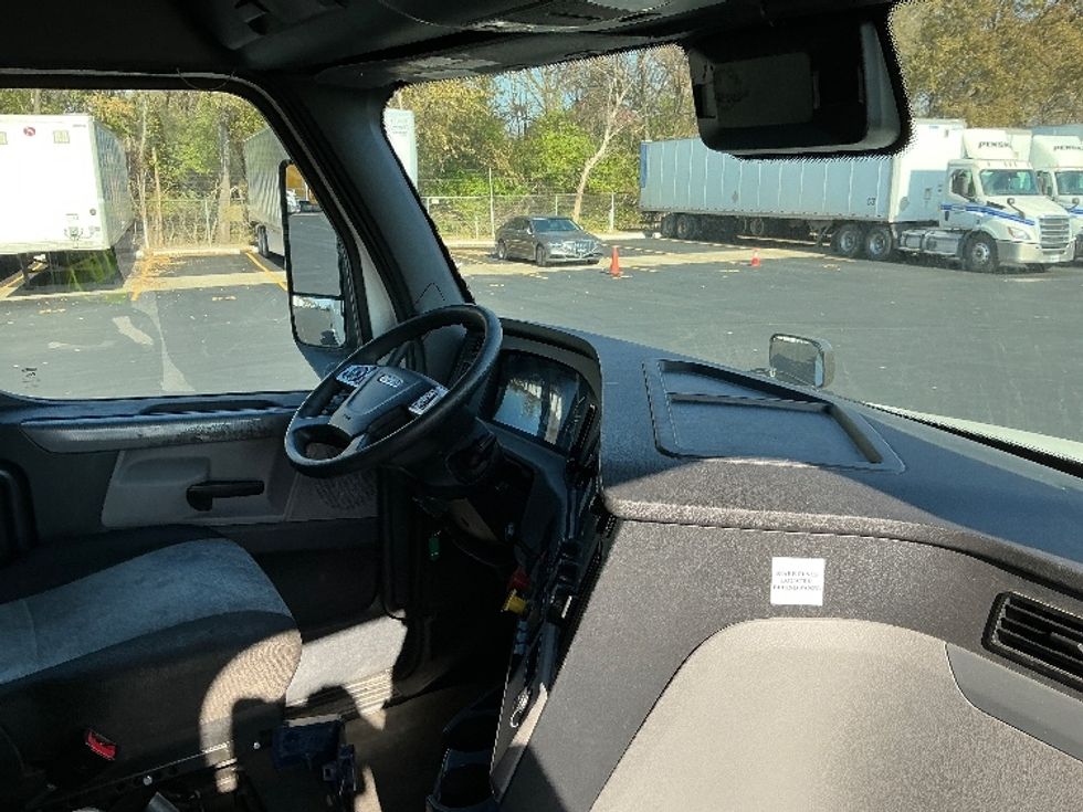 Sleeper Tractor-Heavy Duty Tractors-Freightliner-2022-T12664ST-Indianapolis-IN-427,114\n\t\tmiles-$ 85,250 - Image 15