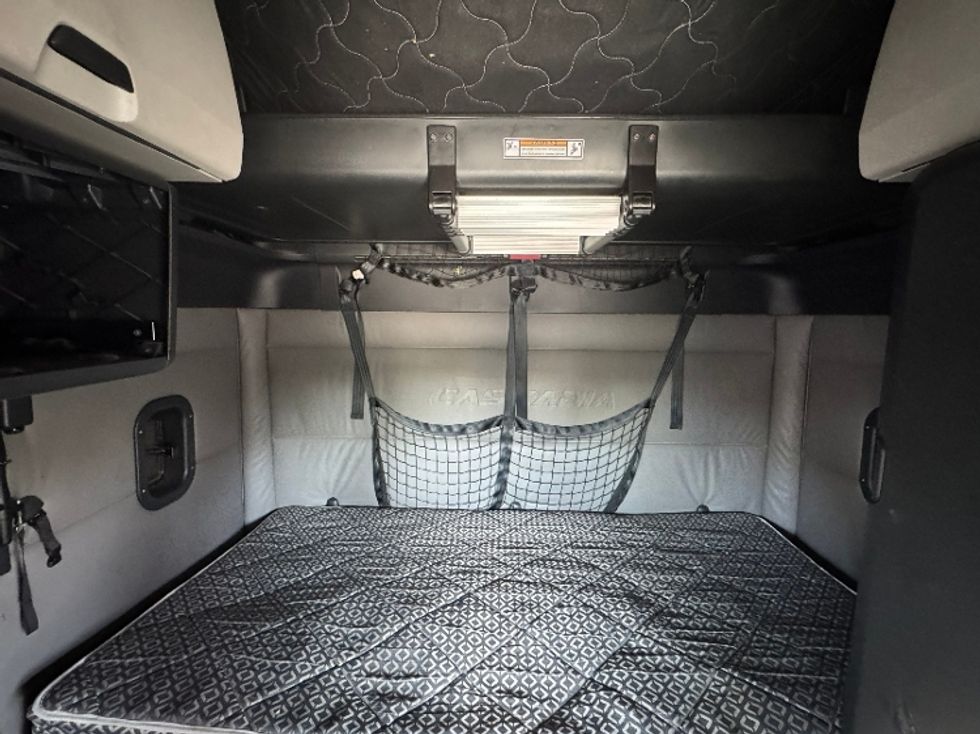 Sleeper Tractor-Heavy Duty Tractors-Freightliner-2022-T12664ST-Indianapolis-IN-427,114\n\t\tmiles-$ 85,250 - Image 16