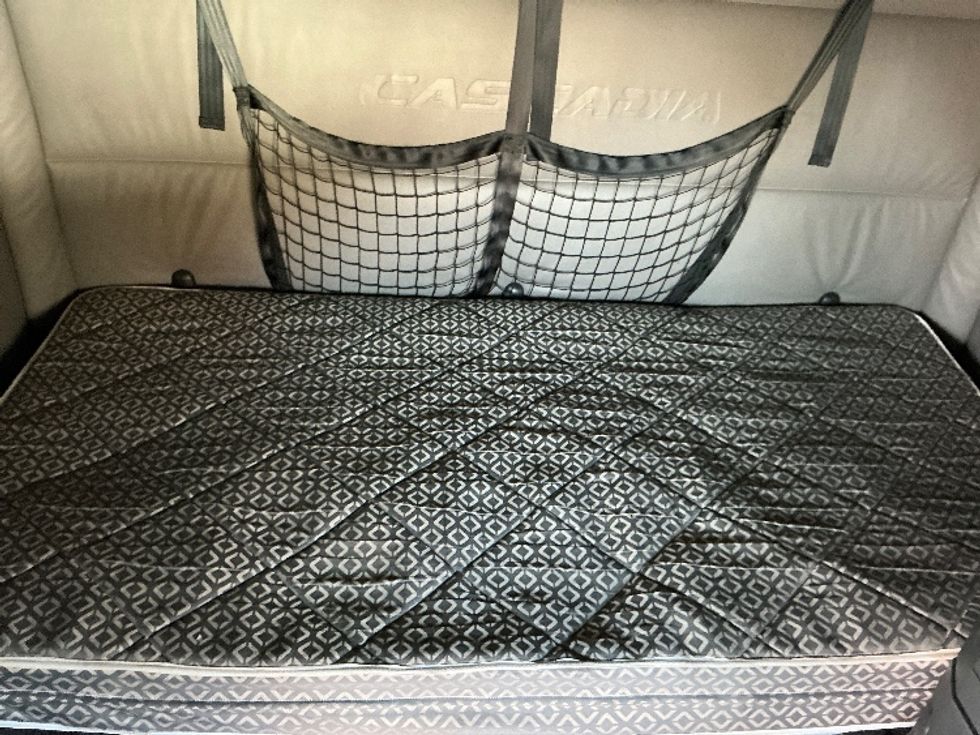 Sleeper Tractor-Heavy Duty Tractors-Freightliner-2022-T12664ST-Indianapolis-IN-427,114\n\t\tmiles-$ 85,250 - Image 17