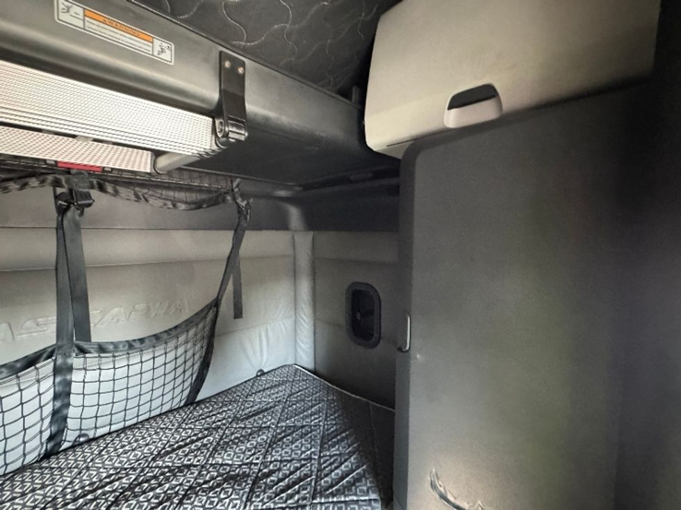 Sleeper Tractor-Heavy Duty Tractors-Freightliner-2022-T12664ST-Indianapolis-IN-427,114\n\t\tmiles-$ 85,250 - Image 18