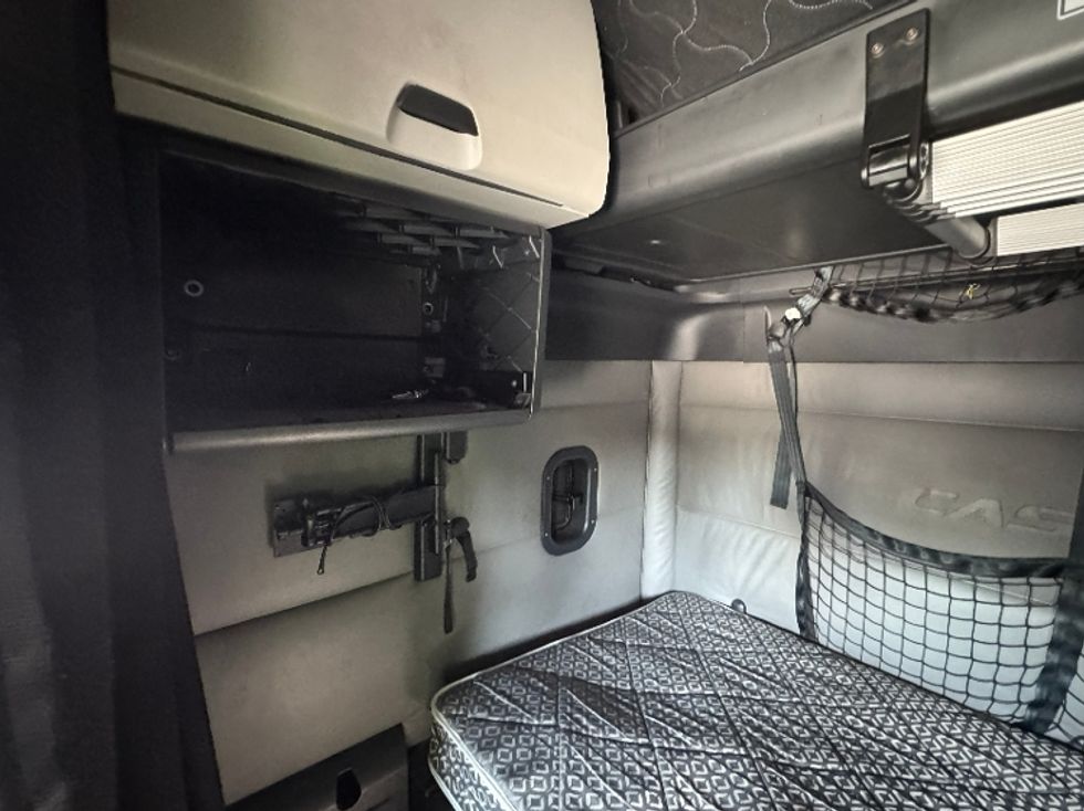 Sleeper Tractor-Heavy Duty Tractors-Freightliner-2022-T12664ST-Indianapolis-IN-427,114\n\t\tmiles-$ 85,250 - Image 19