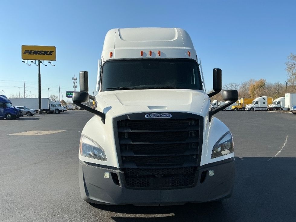 Sleeper Tractor-Heavy Duty Tractors-Freightliner-2022-T12664ST-Indianapolis-IN-427,114\n\t\tmiles-$ 85,250 - Image 2