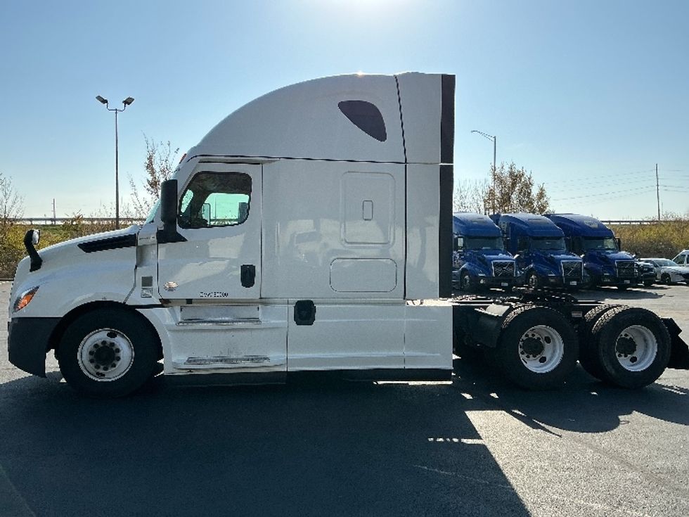 Sleeper Tractor-Heavy Duty Tractors-Freightliner-2022-T12664ST-Indianapolis-IN-427,114\n\t\tmiles-$ 85,250 - Image 4