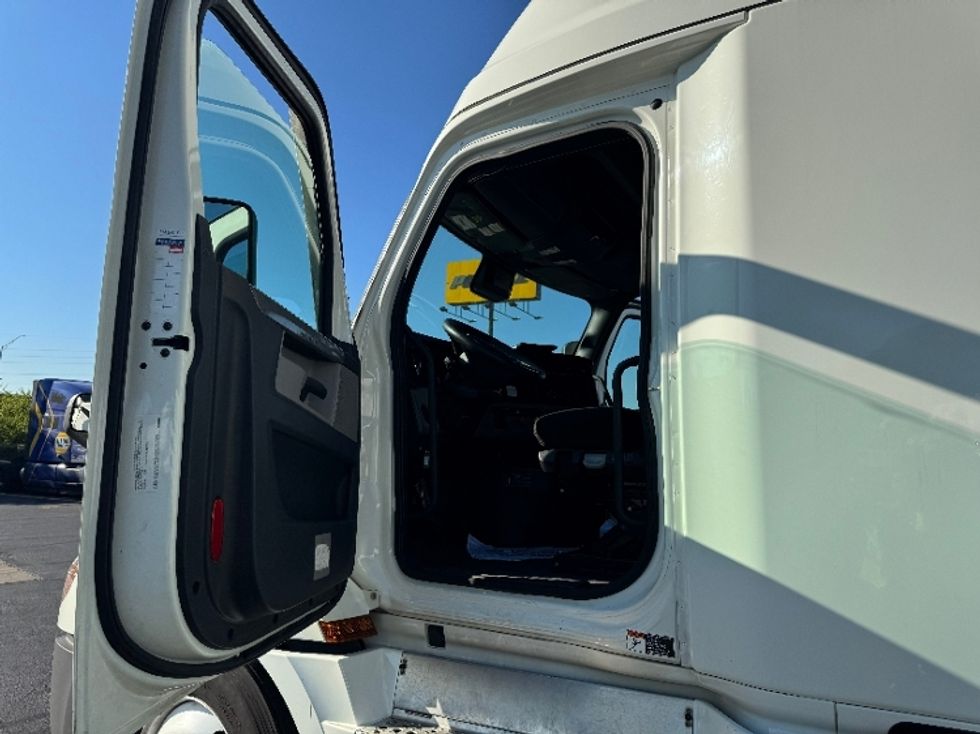 Sleeper Tractor-Heavy Duty Tractors-Freightliner-2022-T12664ST-Indianapolis-IN-427,114\n\t\tmiles-$ 85,250 - Image 9