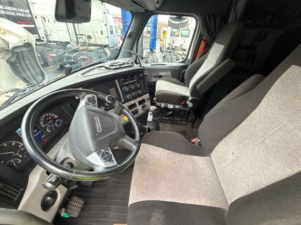Sleeper Tractor-Heavy Duty Tractors-Freightliner-2022-T12664ST-Indianapolis-IN-428,330\n\t\tmiles-$ 71,000 - Image 10