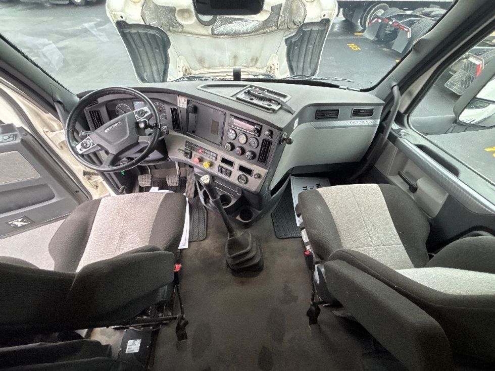 Sleeper Tractor-Heavy Duty Tractors-Freightliner-2022-T12664ST-Indianapolis-IN-428,330\n\t\tmiles-$ 71,000 - Image 12