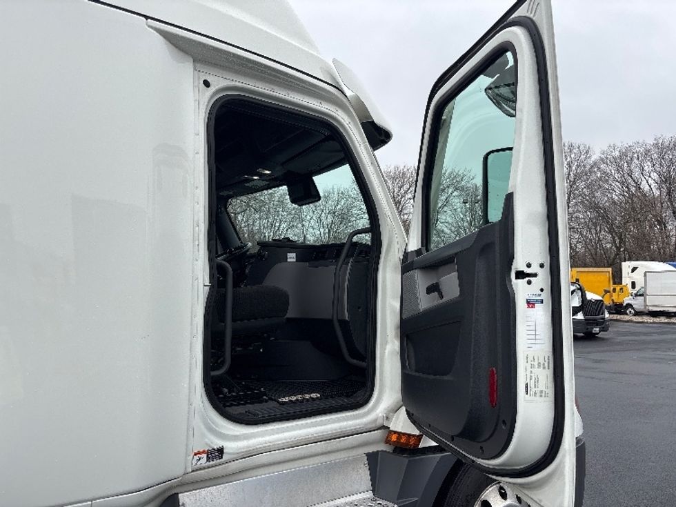 Sleeper Tractor-Heavy Duty Tractors-Freightliner-2022-T12664ST-Indianapolis-IN-428,330\n\t\tmiles-$ 71,000 - Image 13