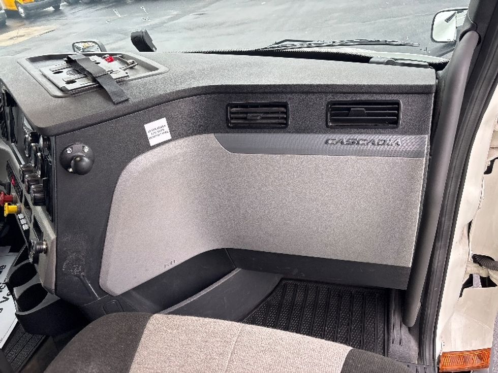 Sleeper Tractor-Heavy Duty Tractors-Freightliner-2022-T12664ST-Indianapolis-IN-428,330\n\t\tmiles-$ 71,000 - Image 14