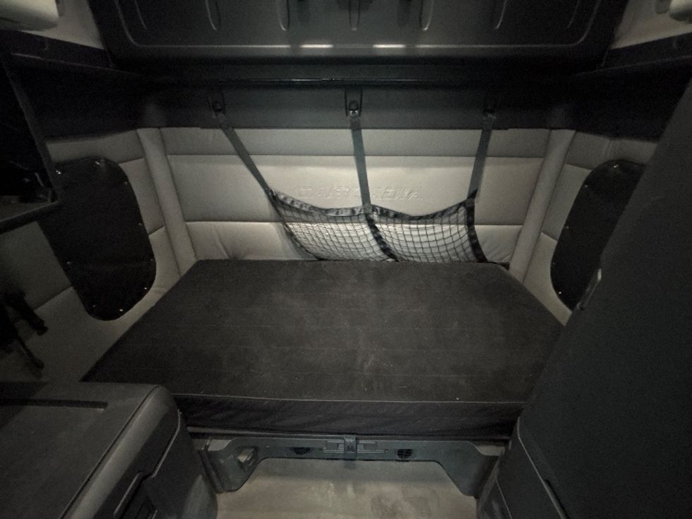 Sleeper Tractor-Heavy Duty Tractors-Freightliner-2022-T12664ST-Indianapolis-IN-428,330\n\t\tmiles-$ 71,000 - Image 16