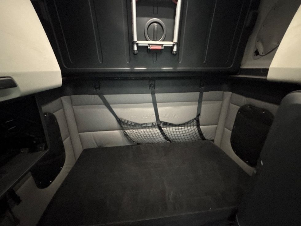 Sleeper Tractor-Heavy Duty Tractors-Freightliner-2022-T12664ST-Indianapolis-IN-428,330\n\t\tmiles-$ 71,000 - Image 17