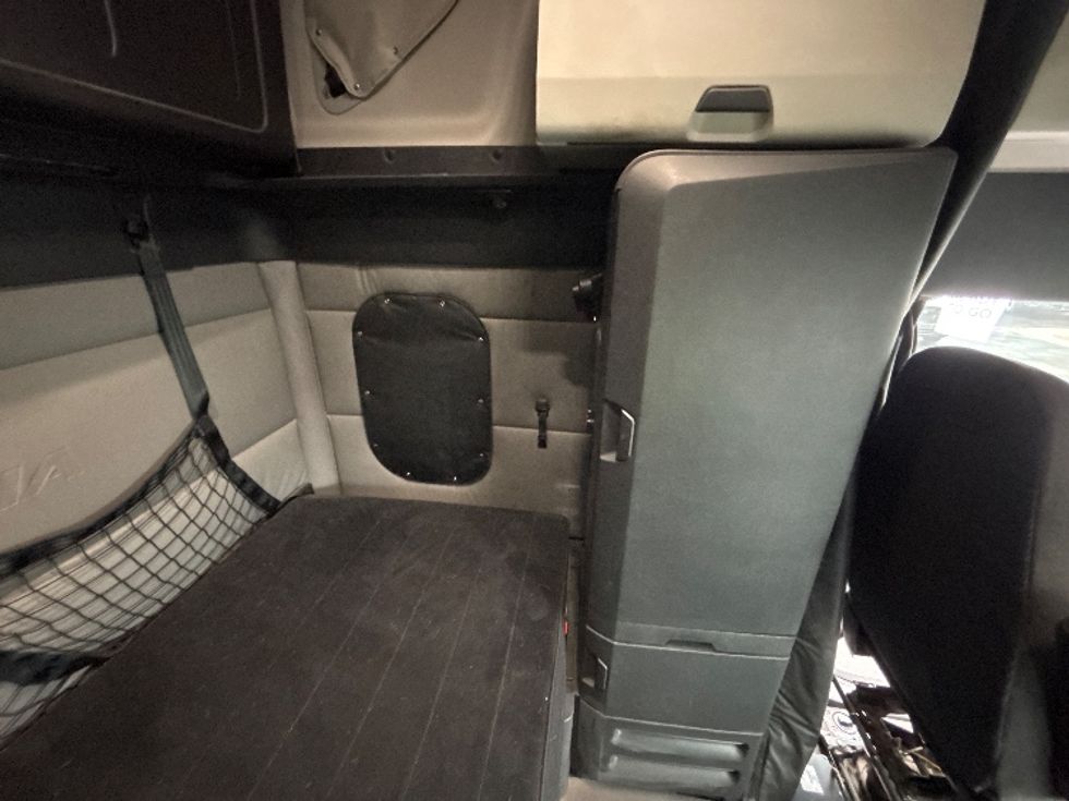 Sleeper Tractor-Heavy Duty Tractors-Freightliner-2022-T12664ST-Indianapolis-IN-428,330\n\t\tmiles-$ 71,000 - Image 18