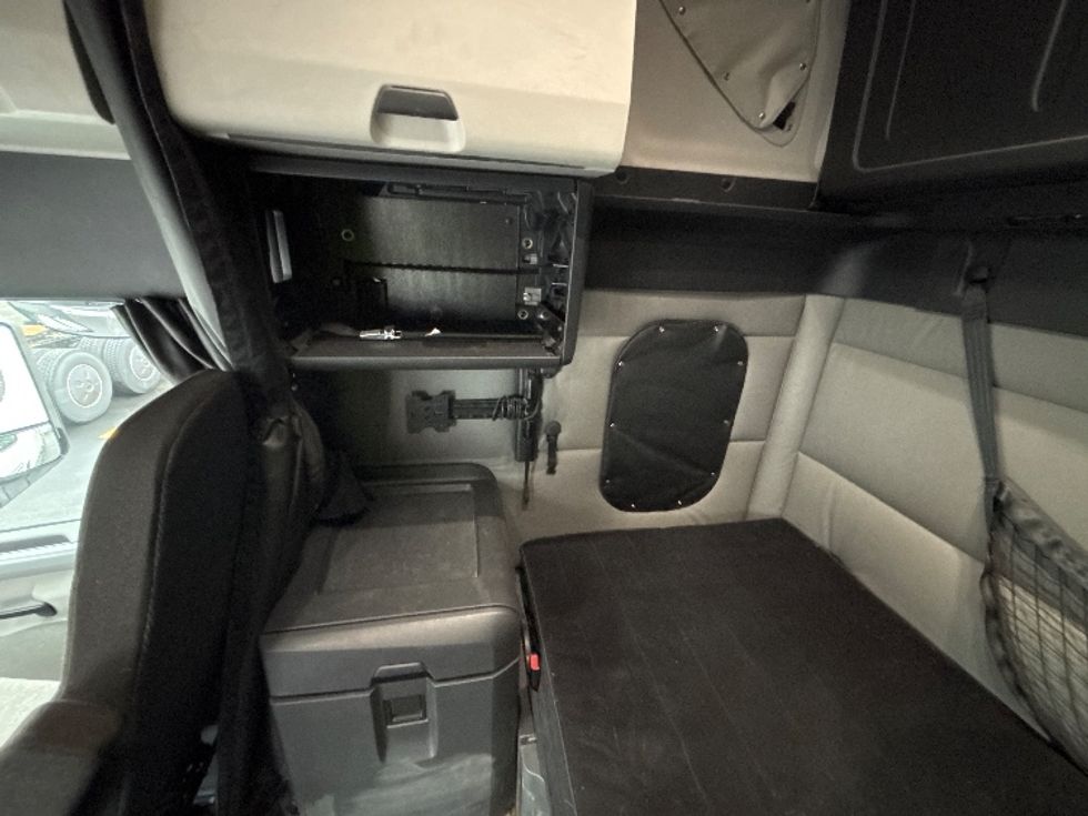 Sleeper Tractor-Heavy Duty Tractors-Freightliner-2022-T12664ST-Indianapolis-IN-428,330\n\t\tmiles-$ 71,000 - Image 19