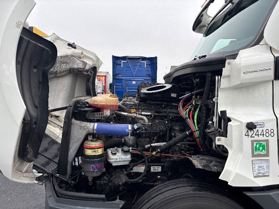 Sleeper Tractor-Heavy Duty Tractors-Freightliner-2022-T12664ST-Indianapolis-IN-428,330\n\t\tmiles-$ 71,000 - Image 21