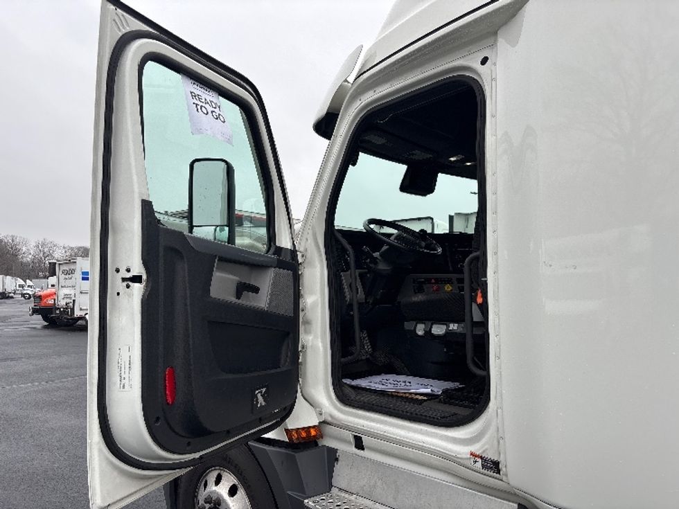 Sleeper Tractor-Heavy Duty Tractors-Freightliner-2022-T12664ST-Indianapolis-IN-428,330\n\t\tmiles-$ 71,000 - Image 9