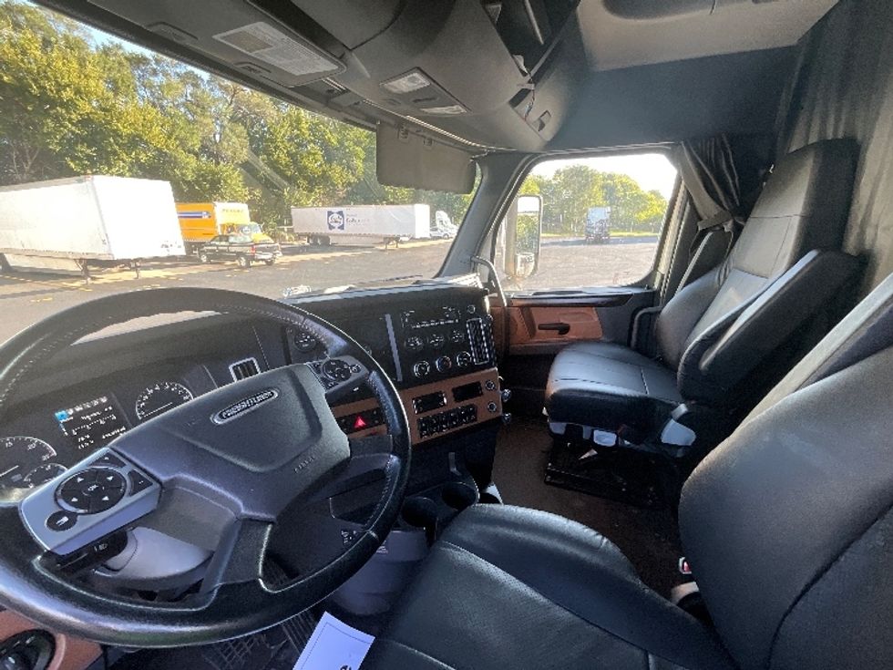 Sleeper Tractor-Heavy Duty Tractors-Freightliner-2022-T12664ST-Indianapolis-IN-434,730\n\t\tmiles-$ 75,000 - Image 10