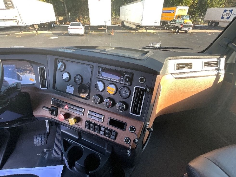 Sleeper Tractor-Heavy Duty Tractors-Freightliner-2022-T12664ST-Indianapolis-IN-434,730\n\t\tmiles-$ 75,000 - Image 12