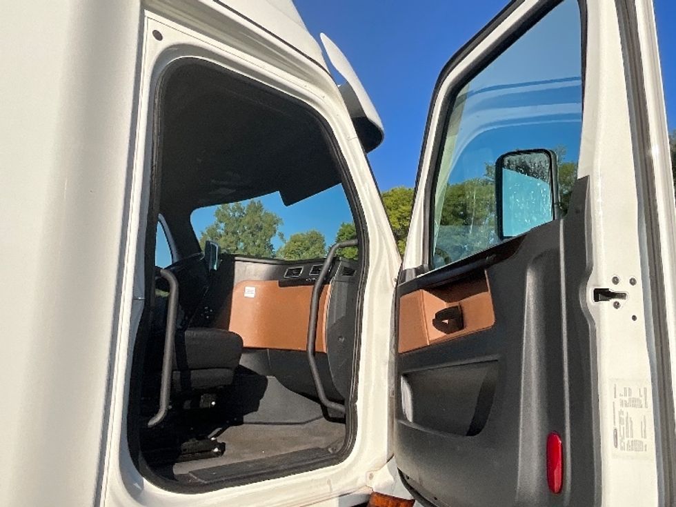 Sleeper Tractor-Heavy Duty Tractors-Freightliner-2022-T12664ST-Indianapolis-IN-434,730\n\t\tmiles-$ 75,000 - Image 13