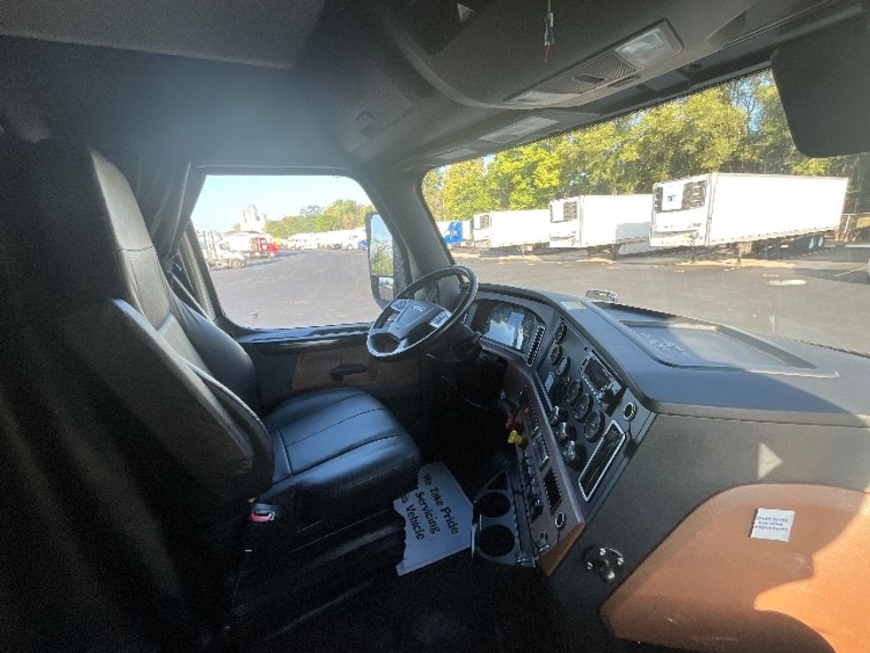 Sleeper Tractor-Heavy Duty Tractors-Freightliner-2022-T12664ST-Indianapolis-IN-434,730\n\t\tmiles-$ 75,000 - Image 15