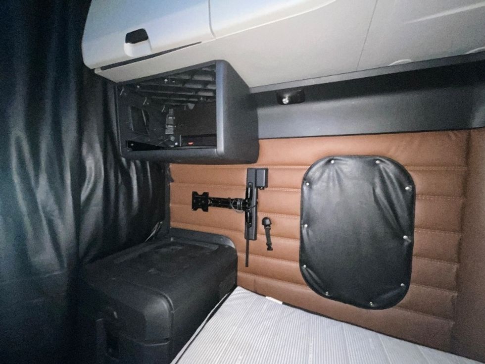 Sleeper Tractor-Heavy Duty Tractors-Freightliner-2022-T12664ST-Indianapolis-IN-434,730\n\t\tmiles-$ 75,000 - Image 19