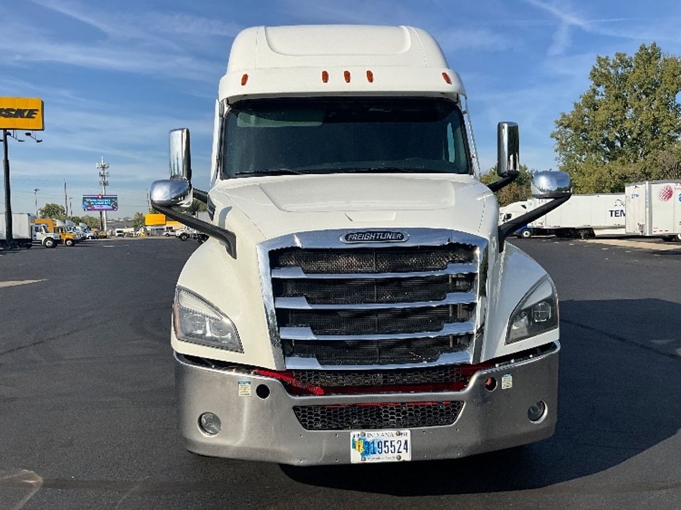2022 Freightliner Cascadia 126" Sleeper Cab photo 2