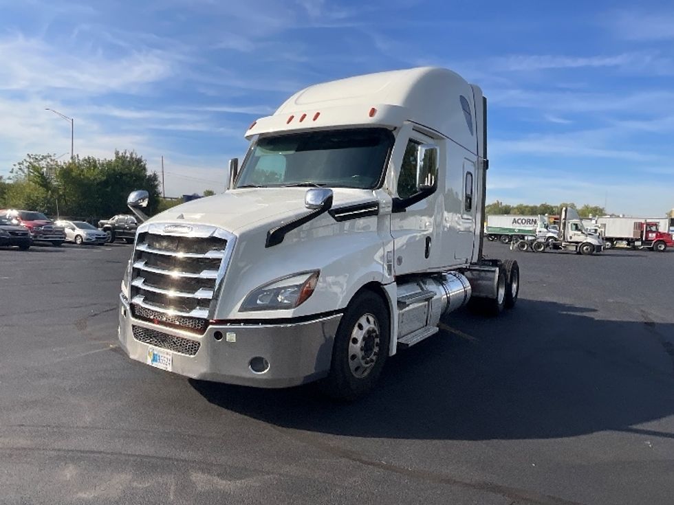 2022 Freightliner Cascadia 126" Sleeper Cab photo 3