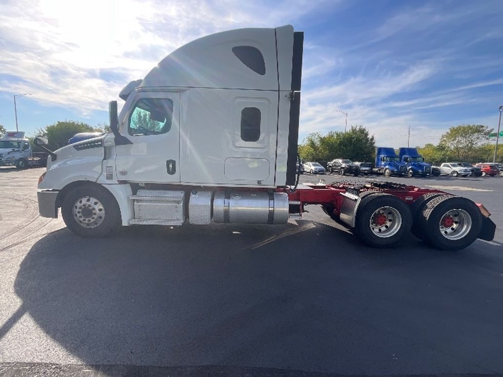 2022 Freightliner Cascadia 126" Sleeper Cab photo 4