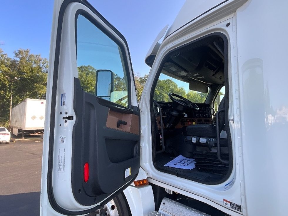 Sleeper Tractor-Heavy Duty Tractors-Freightliner-2022-T12664ST-Indianapolis-IN-434,730\n\t\tmiles-$ 75,000 - Image 9